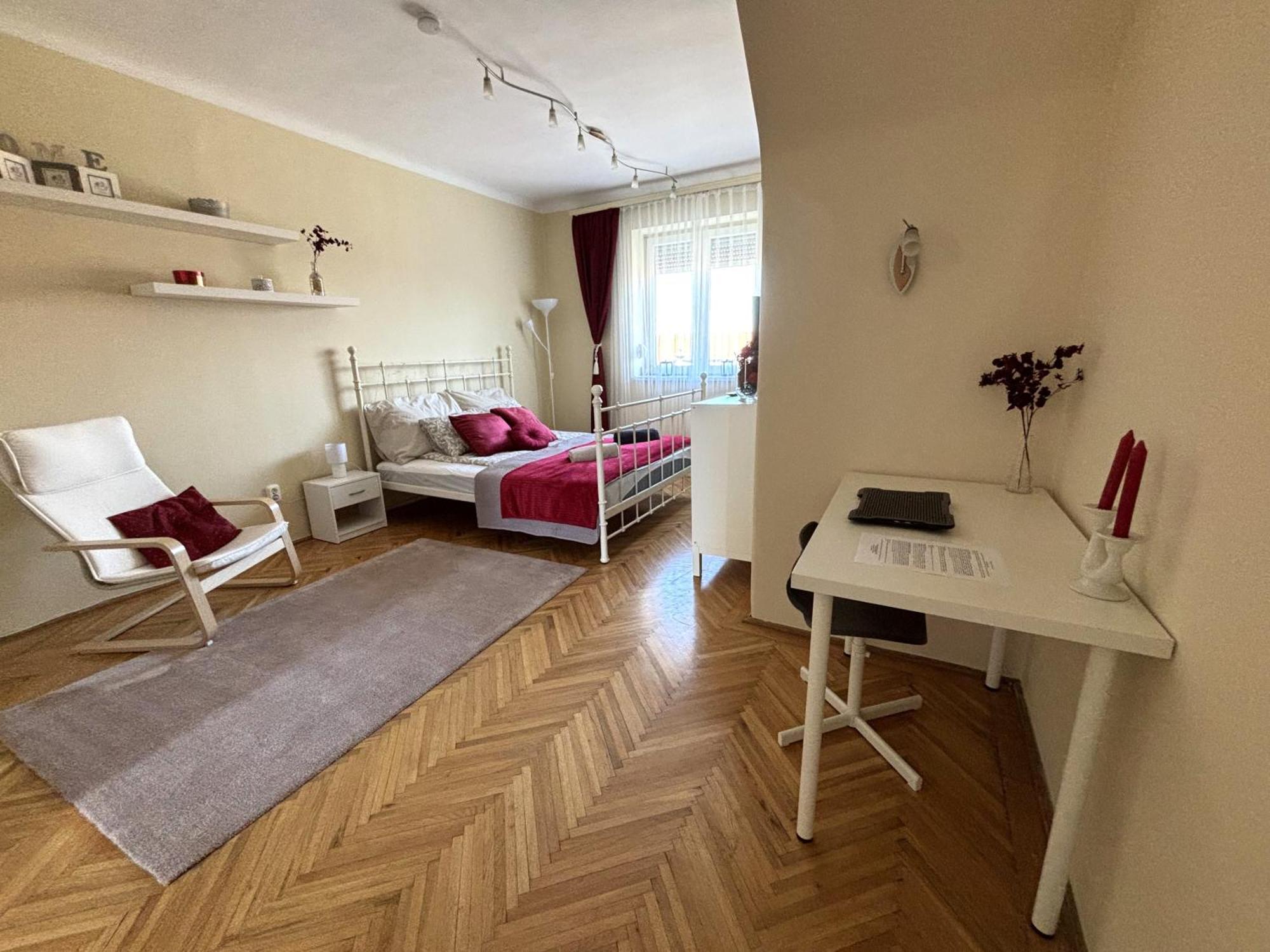 Апартаменти Downtown Hideaway *